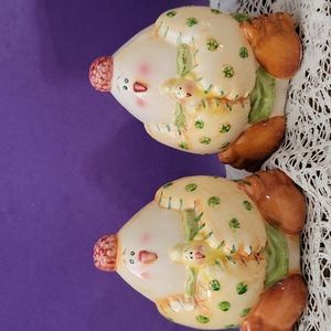New Salt & Pepper .Mother Hen Shakers